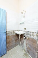 Deluxe Double Room | Bathroom | Free toiletries, towels, soap, shampoo