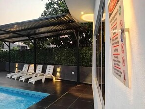 Bar à beira da piscina