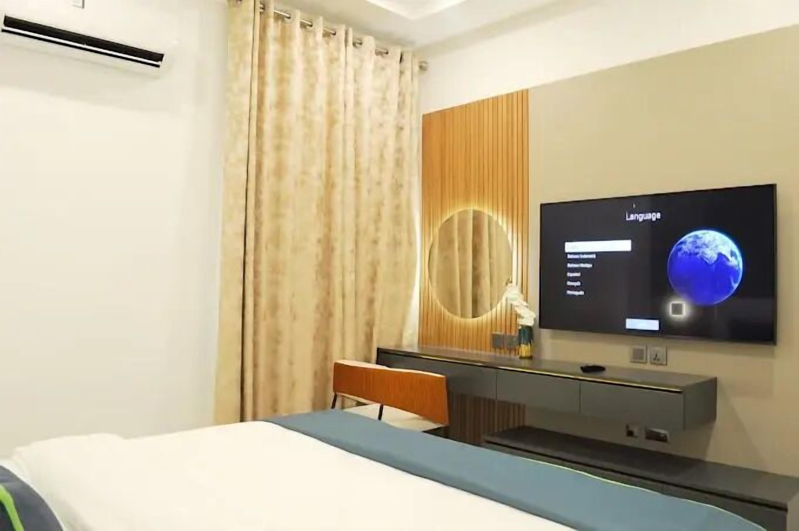 Superior Apartment, Balcony, City View | Peti besi dalam bilik, meja, ruang kerja komputer riba 