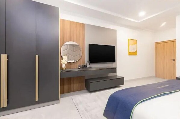 Apartamento superior, sacada, vista para a cidade | Cofres nos quartos, escrivaninha, espaço de trabalho para notebook