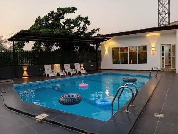 Outdoor pool - Exquisite Apartments By Signature (Abuja)