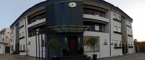 Vista frontal de la propiedad