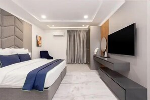 Apartamento superior, sacada, vista para a cidade | Cofres nos quartos, escrivaninha, espaço de trabalho para notebook