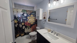 Dusj, hårføner, håndklær og såpe