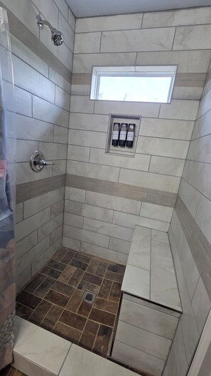 Shower, hair dryer, towels, soap - Delightful 3-bedroom house with AC in Atoka (Atoka)