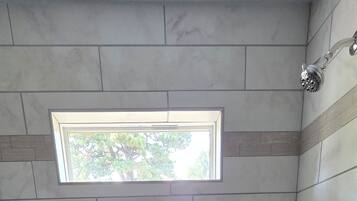 Doccia, asciugacapelli, asciugamani, sapone