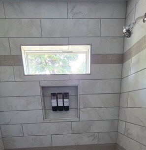 Shower, hair dryer, towels, soap - Delightful 3-bedroom house with AC in Atoka (Atoka)
