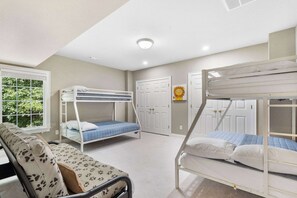 5 bedrooms, desk, iron/ironing board, WiFi