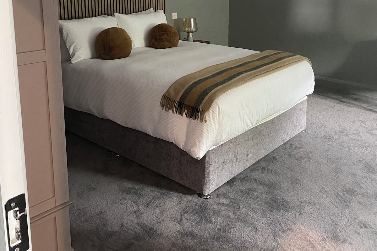 Deluxe Double Room | Desk, iron/ironing board, free WiFi