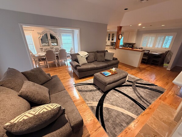 TV, fireplace - Charming 3-bedroom house in the medical center close to NRG (Houston)