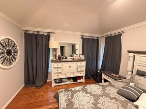 3 habitaciones, tabla de planchar con plancha, wifi y ropa de cama 