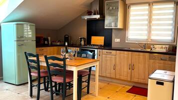 Een koelkast, een microgolfoven, een oven, een kookplaat