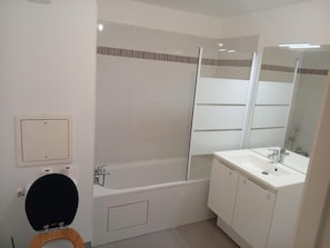 SĂšche-cheveux, serviettes fournies, savon, papier toilette
