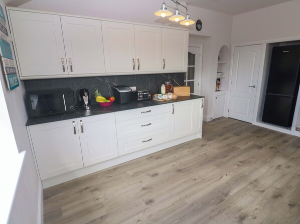 Lave-vaisselle, batterie de cuisine, vaisselle et ustensiles