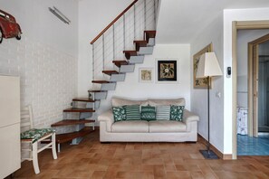 TV - Holiday Home 'Between 5 Terre and Versilia' with Shared Garden, Wi-Fi and Air Conditioning (Sarzana)