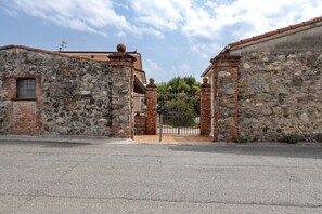 Property grounds - Holiday Home 'Between 5 Terre and Versilia' with Shared Garden, Wi-Fi and Air Conditioning (Sarzana)