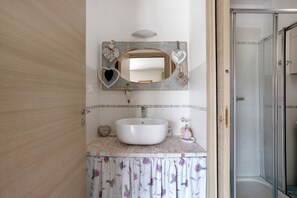Dusche, kostenlose Toilettenartikel, Haartrockner, Handtücher
