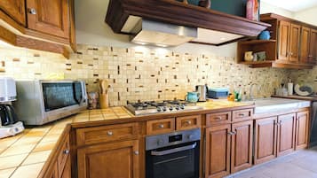 Réfrigérateur, micro-ondes, four, lave-vaisselle