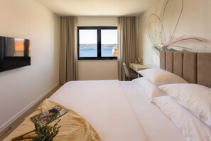 3 bedrooms, desk, iron/ironing board, travel crib