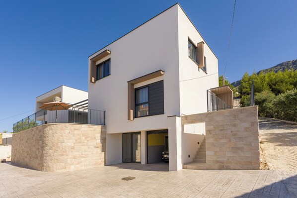 المنشأة من الخارج