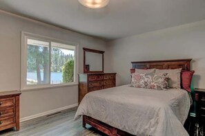 7 bedrooms, desk, iron/ironing board, travel cot
