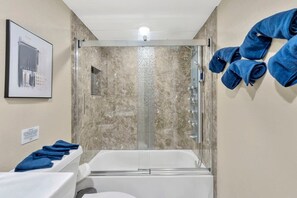 Dusche, Handtücher, Toilettenpapier