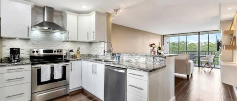 Een koelkast, een microgolfoven, een oven, een kookplaat