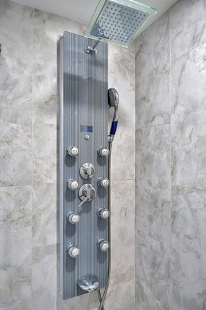 Shower, towels, toilet paper - 2b/2b 90d rental, golf course + htd pool + hot tub (Clearwater)