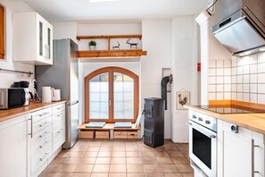 Fridge, microwave, oven, stovetop - Holiday Home 'Rebsteige' with Mountain View, Balcony and Wi-Fi (Ihringen)