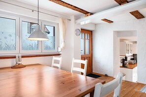 Dining - Holiday Home 'Rebsteige' with Mountain View, Balcony and Wi-Fi (Ihringen)