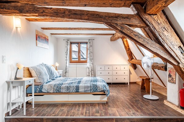 2 bedrooms, iron/ironing board, WiFi, bed sheets - Holiday Home 'Rebsteige' with Mountain View, Balcony and Wi-Fi (Ihringen)