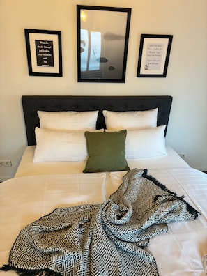 2 habitaciones, tabla de planchar con plancha y cuna de viaje 