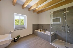 Dusche, Haartrockner, Handtücher, Seife