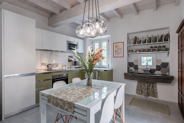 雪櫃、微波爐、焗爐、爐具