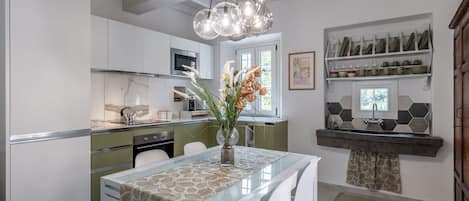 Fridge, microwave, oven, stovetop