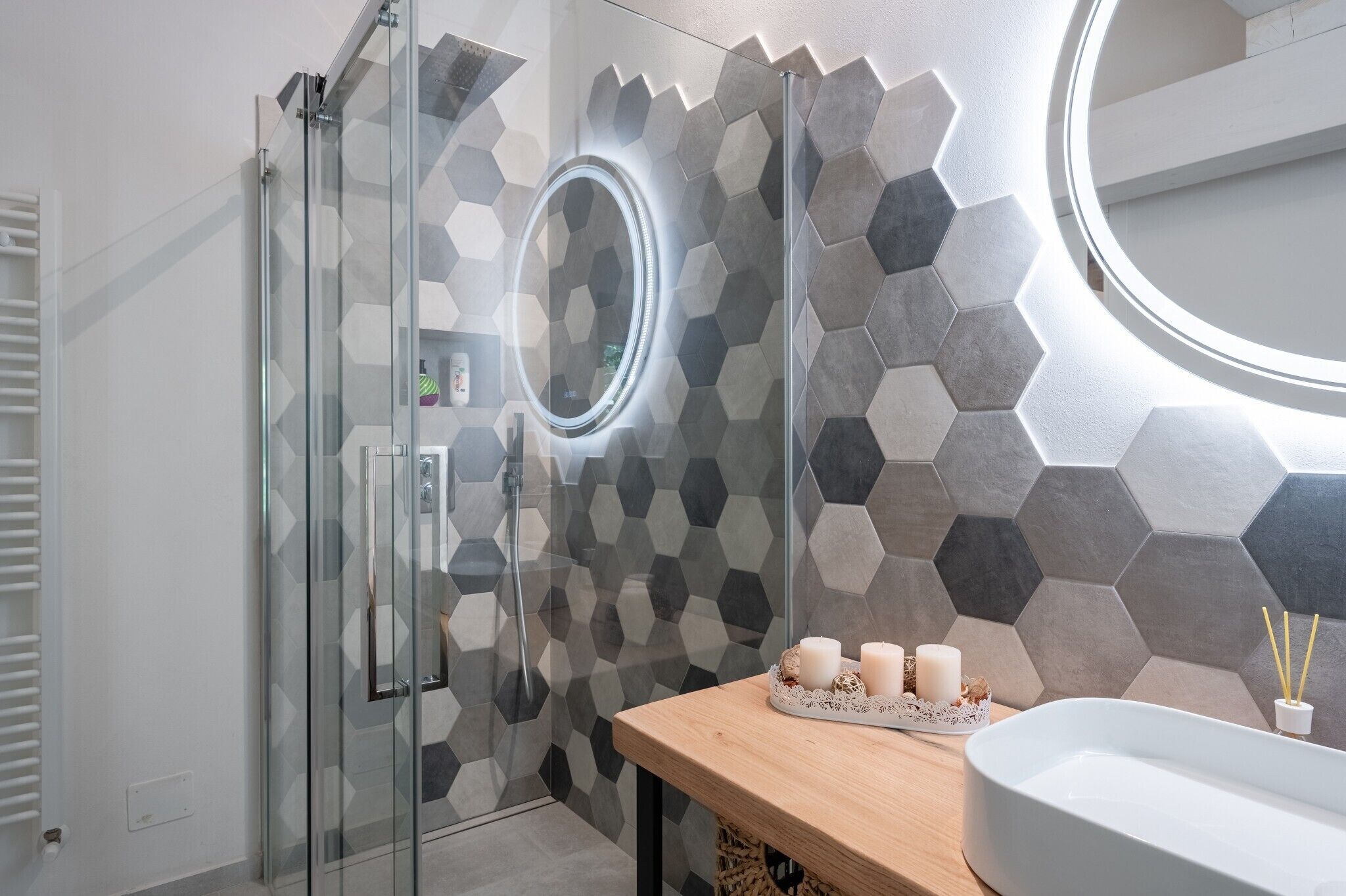 Douche, séchoir à cheveux, serviettes fournies