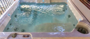 2 bed cabin half mile to parkway with 2 community pools in Alpine mtn village