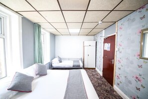 Habitación triple estándar | Espacio para trabajar con laptop, cunas gratuitas y cuna de viaje 