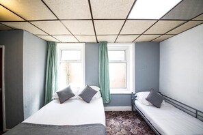 Habitación triple estándar | Cunas gratuitas, cuna de viaje, ropa de cama