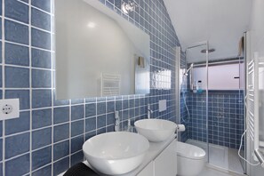 Ducha, secador de pelo y toallas
