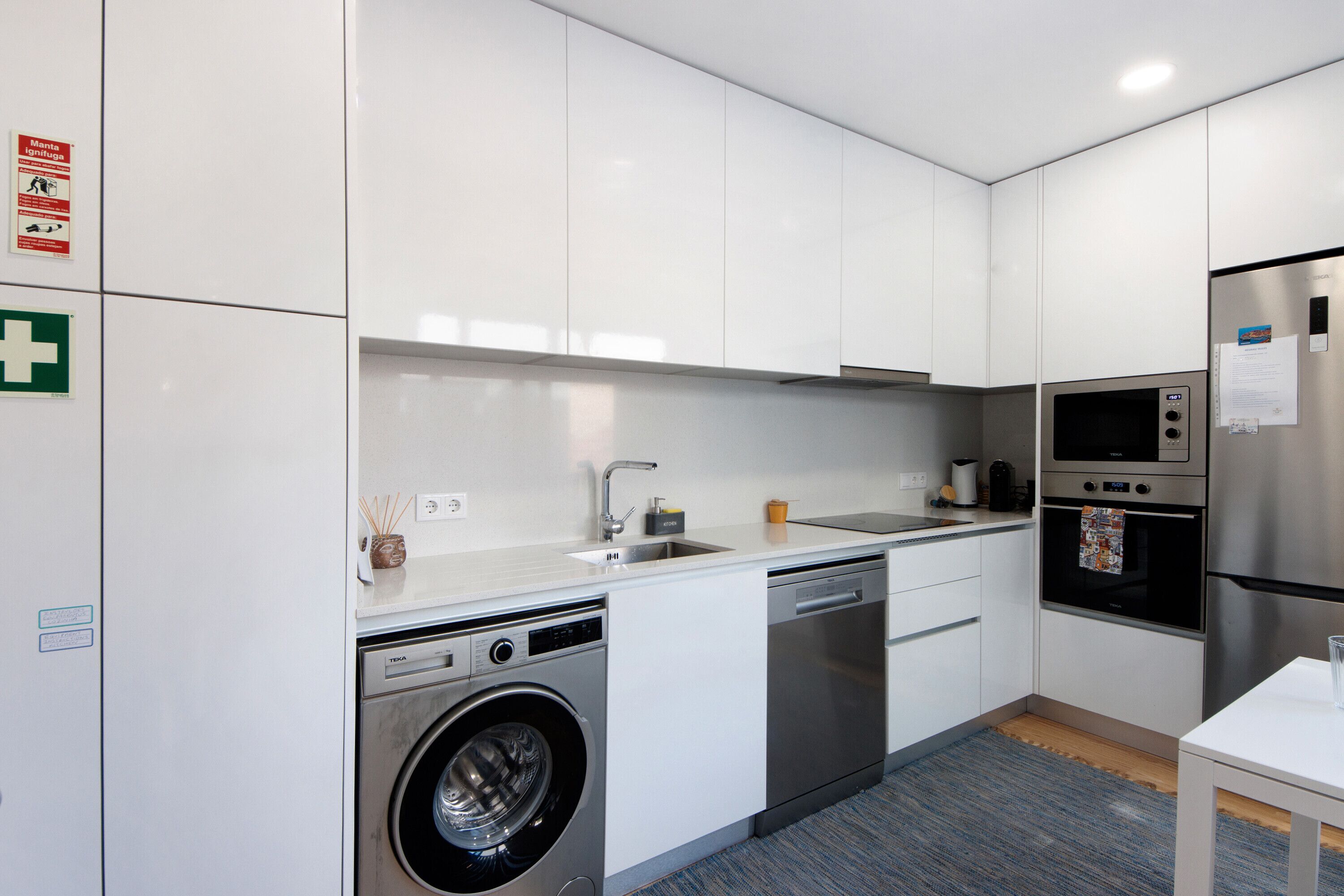 Jääkaappi, mikroaaltouuni, uuni, liesi