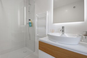 Dusche, Haartrockner, Handtücher