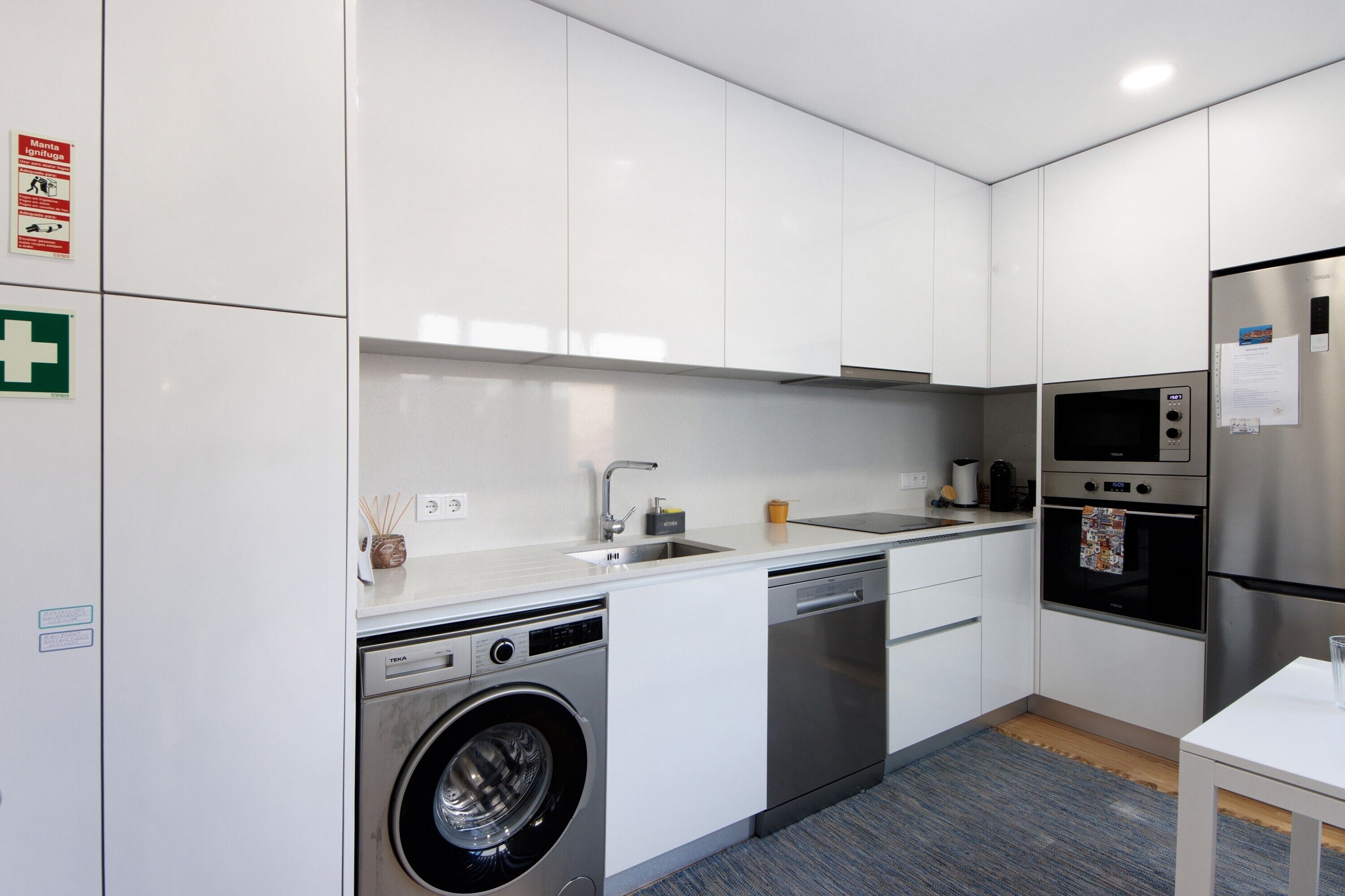 Refrigerador, microondas, horno, placa de cocina