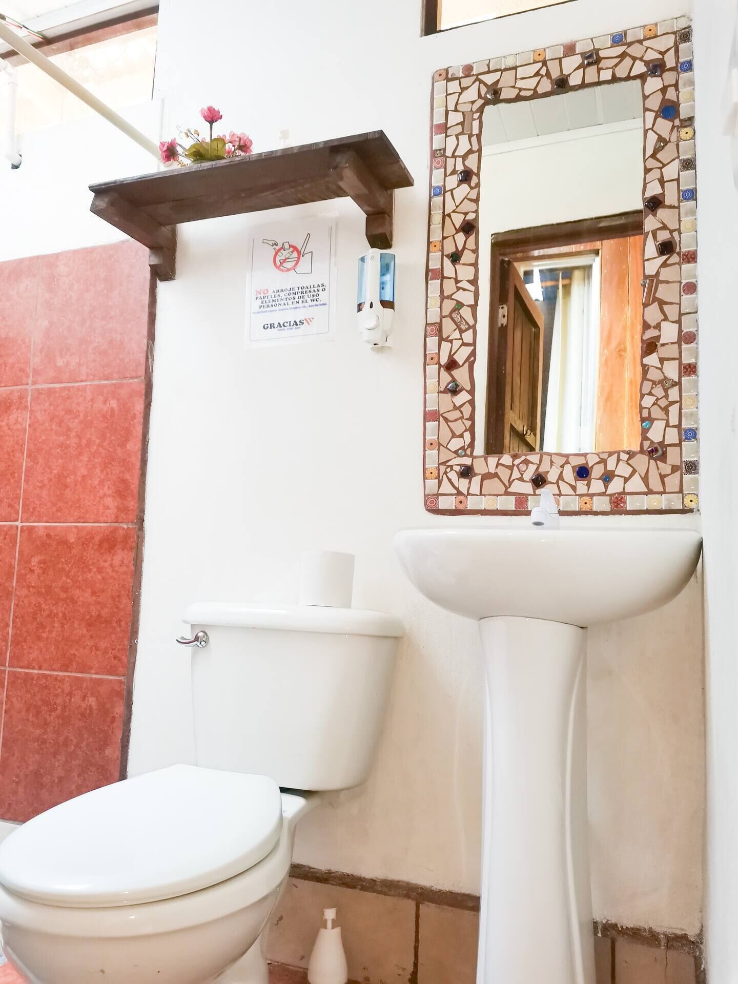 Een douche, handdoeken, zeep, toiletpapier