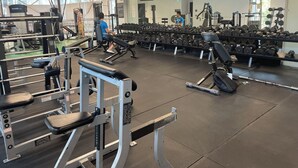 A gym with various exercise equipment, including dumbbells and weight machines. - 2-bdr 1 bath downtown  luxury condo, free parking sleeps 6 (Toronto)