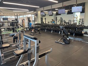 Fitness facility - 2-bdr 1 bath downtown  luxury condo, free parking sleeps 6 (Toronto)