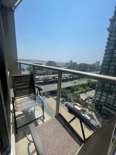 2-bdr 1 bath downtown luxury condo, free parking sleeps 6