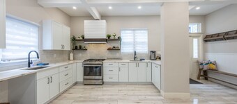 Spacious 6BR Retreat - Pool - Fire Pit - BBQ - 30 Min to NYC!