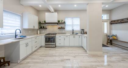 Spacious 6BR Retreat - Pool - Fire Pit - BBQ - 3 Min to NYC!