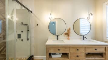 SĂšche-cheveux, serviettes fournies, savon, papier toilette
